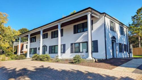 5300sqft Home 10 Mins to Washington DC Sleeps 20 — 4-Star Luxury Hotel in Alexandria, United States