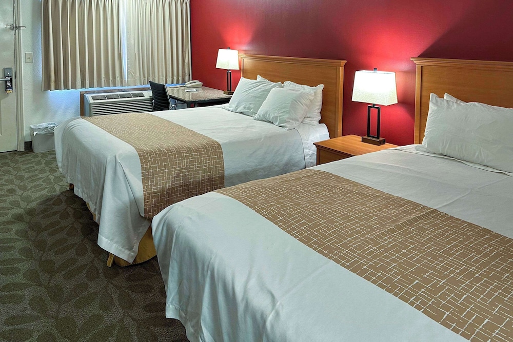 Econo Lodge Edmonds North Seattle - photo 12