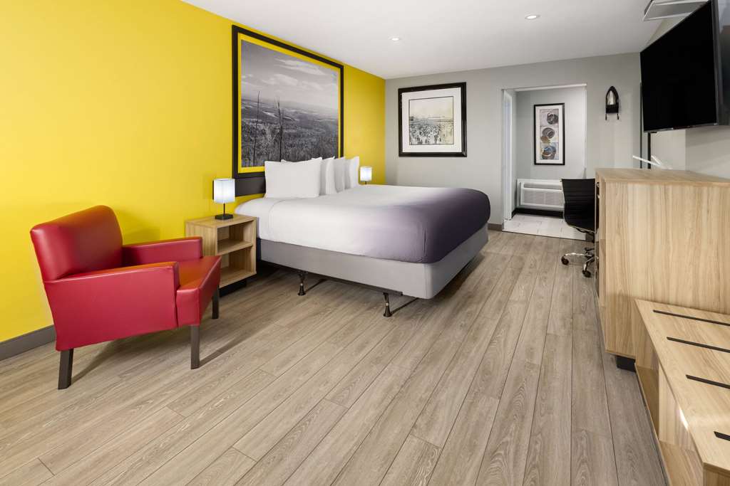 Super 8 by Wyndham Hazleton - photo 12