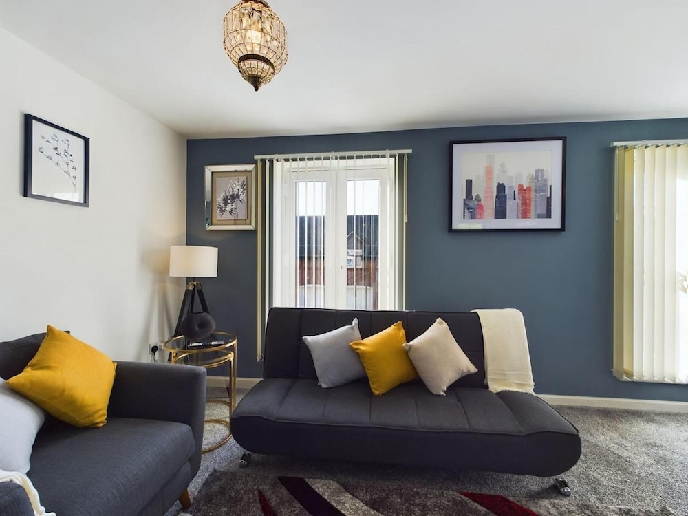 247 Serviced Accommodation in Stafford 3BR Townhouse — 4-Star Luxury Hotel in Stafford, United Kingdom