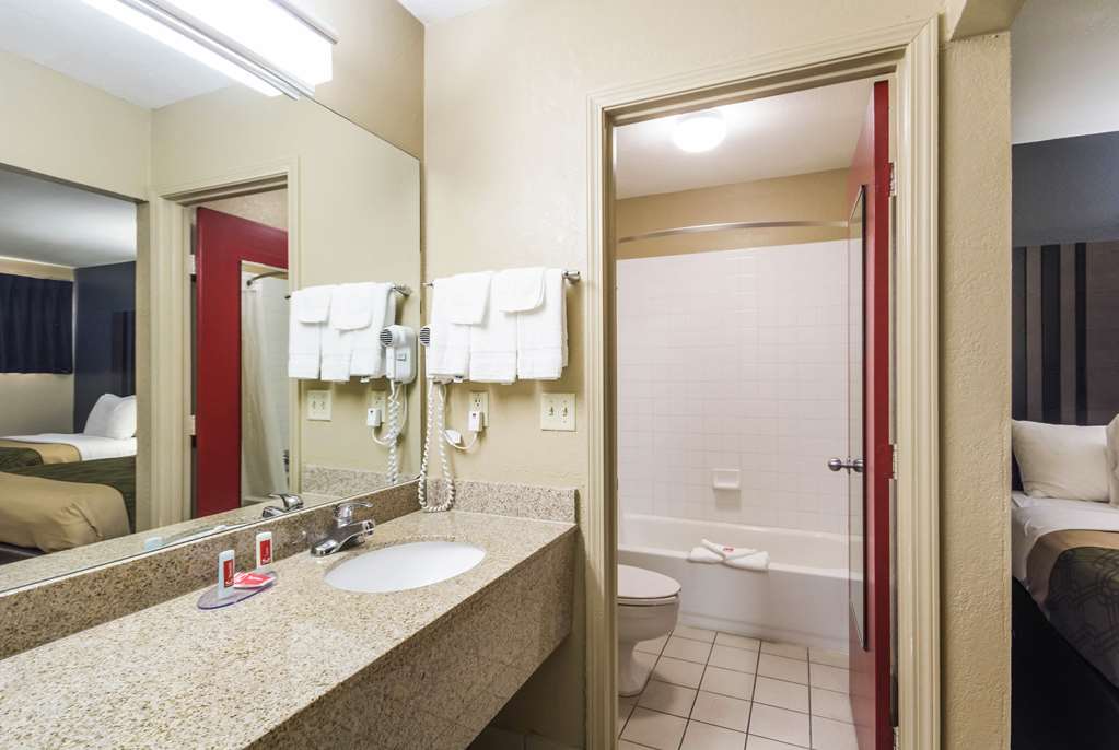 Econo Lodge Inn & Suites I 35 at Shawnee Mission - photo 35