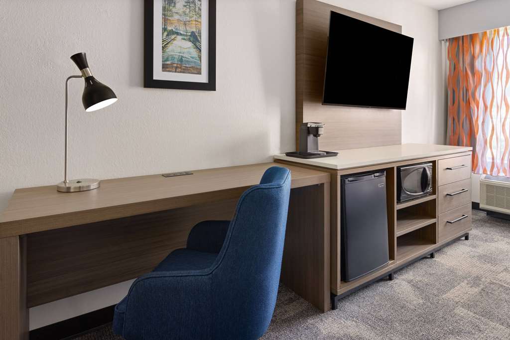 La Quinta Inn & Suites by Wyndham Atlanta South Newnan - photo 21