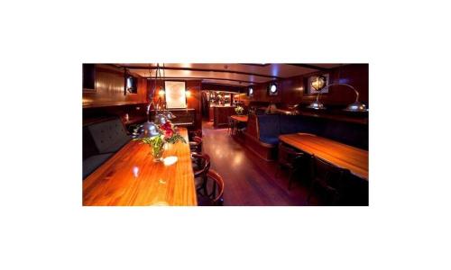 Historical sailing ship — hotel in Kampen