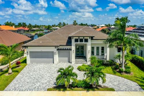 Luxurious Waterfront 4 Bed Island Retreat in Marco Island, United States