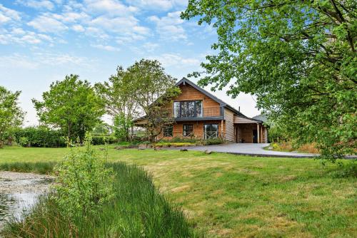 Rhosllyn Retreats Lakeside Lodge — 4-Star Luxury Hotel in Rhayader, United Kingdom