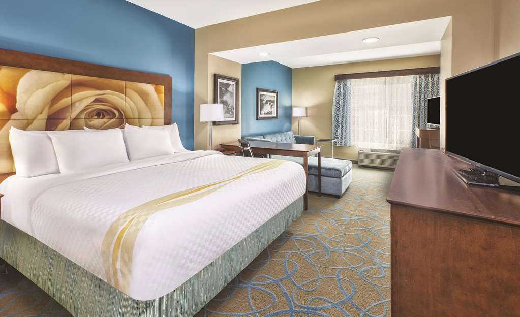 La Quinta Inn & Suites by Wyndham Niagara Falls - photo 15