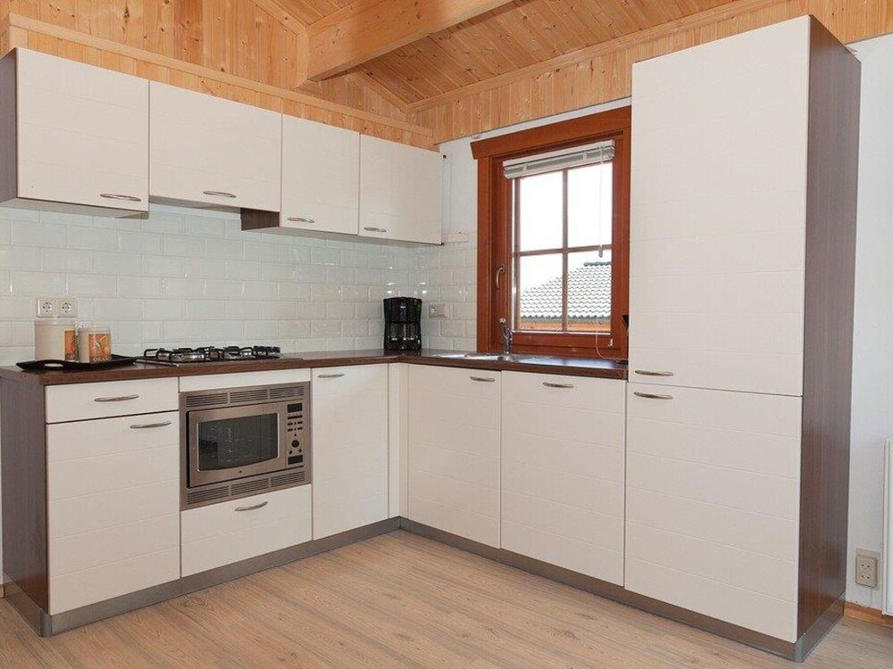 Wooden Chalet With Terrace and Microwave — Brunssum — photo 4