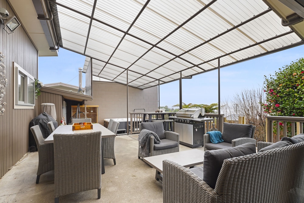 Lakeview Escape with spa sauna patio in Taupo, New Zealand