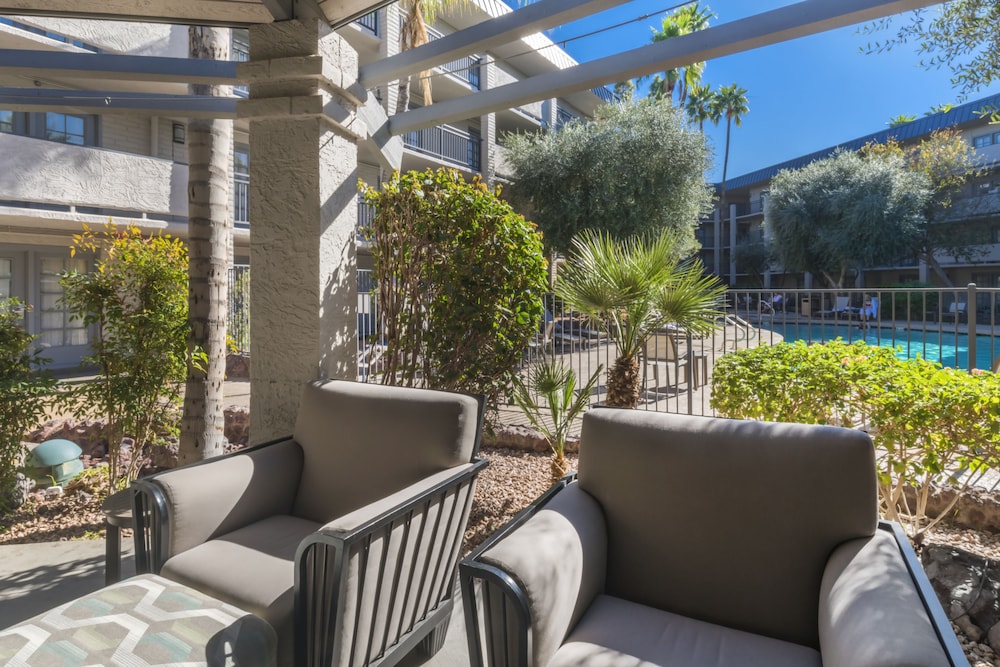 Holiday Inn & Suites Phoenix Airport North by IHG - photo 49