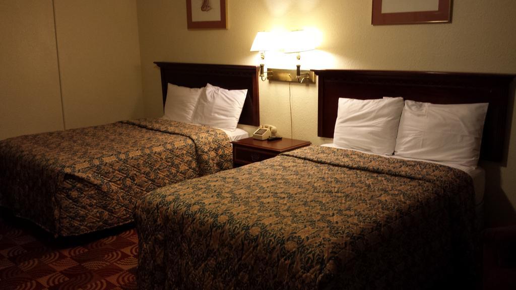 Red Carpet Inn and Suites New Cumberland - photo 8