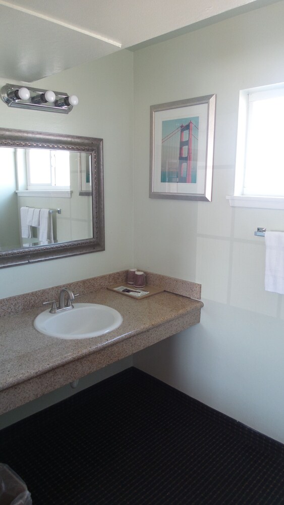 Holiday Motel Oakdale - photo 16