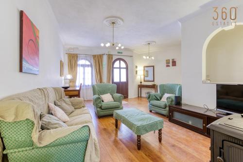 Charming 3BR Townhouse with Terraces in Balzan by 360 Estates — 4-Star Luxury Hotel in Balzan, Malta