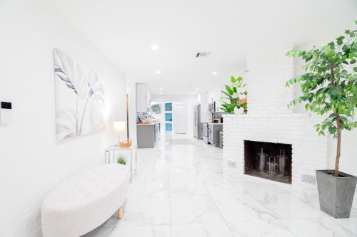 West Palm Beach Elegant 5BR with Hot Tub and Fire Pit Near Beach — 4-Star Luxury Hotel in West Palm Beach, United States