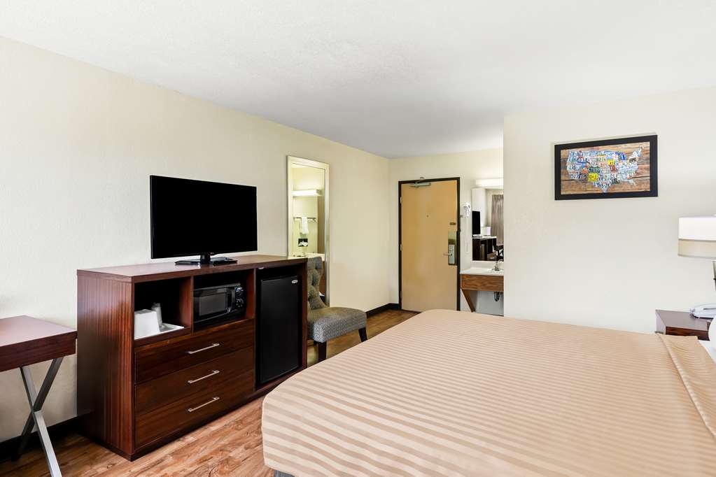 Econo Lodge Emporia - photo 13