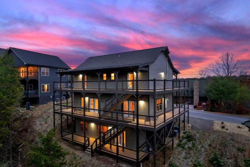 Peaceful and Luxurious Cabin with Indoor Pool and Wrap Around Decks with Stunning View — 4-Star Luxury Hotel in Sevierville, United States