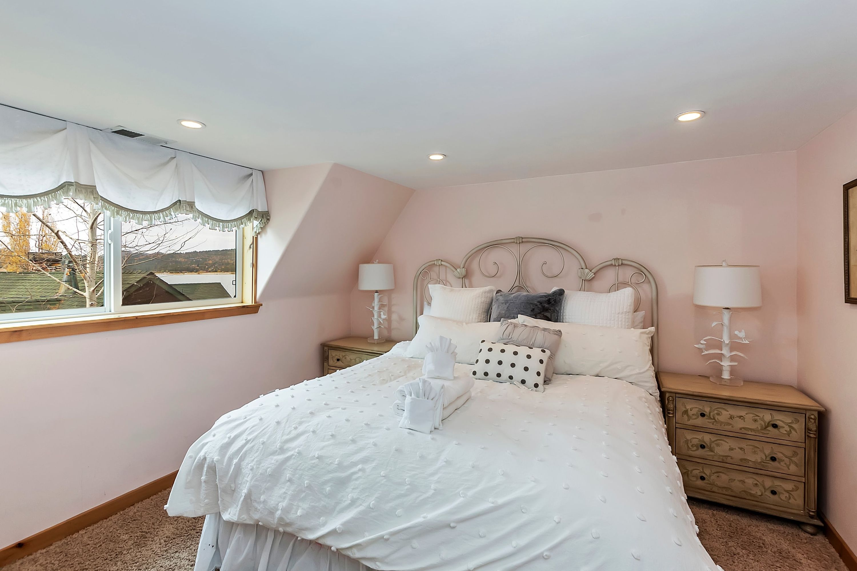 Lagunita Shores by Avantstay Beautiful Lakefront Mansion w Hot Tub & BBQ - photo 24