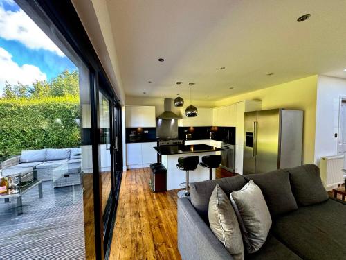 Spacious 4 beds house with FAST WIFI and FREE PARKING ideal for businesses visiting family or relocation — 4-Star Luxury Hotel in Hatfield, United Kingdom