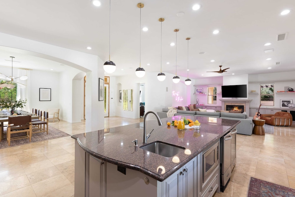 The Date Palm Estate by Avantstay Expansive Estate w Game Room Backyard Oasis w Pool & Spa - photo 14