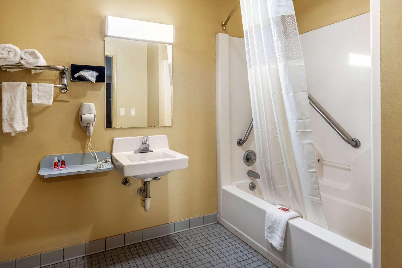 Southern Inn and Suites - photo 24