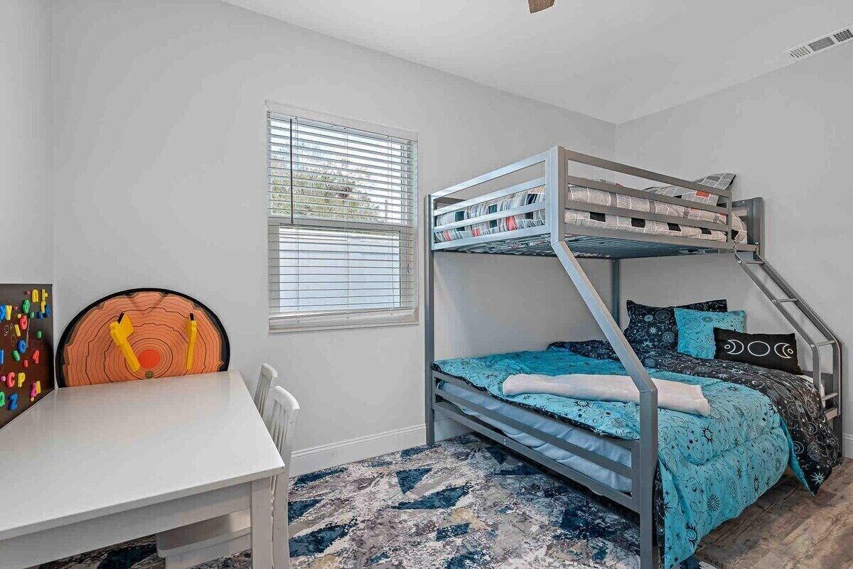 Luxury Oasis W Pool Turf Yard & Privacy Fence in St. Petersburg, United States