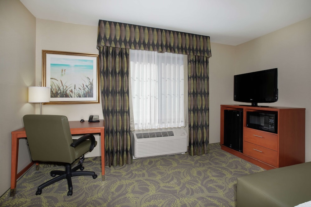 Hampton Inn and Suites Astoria - photo 45