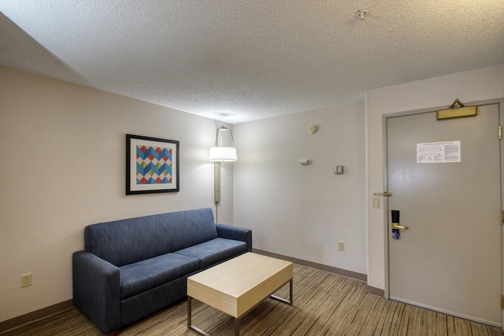 Holiday Inn Express Hotel & Suites Oshkosh by IHG - photo 15