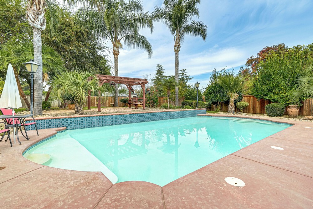 Outdoor Kitchen & Patio Central Valley Hacienda — hotel in Atwater