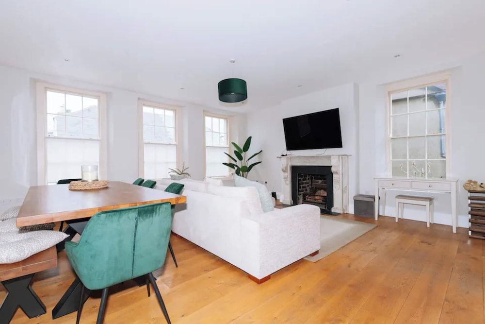 Chic & Characteristic 2BD House Irishtown — 4-Star Luxury Hotel in Dublin, Republic of Ireland