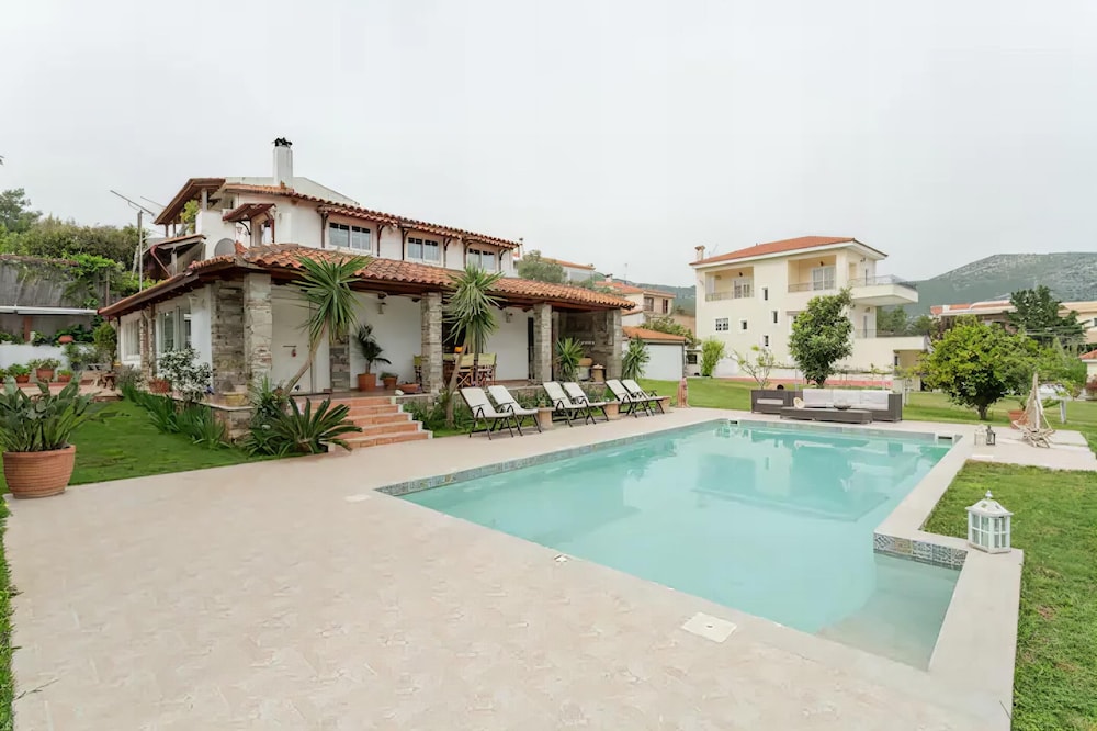 Amomos Villa with Swimming Pool — 4-Star Luxury Hotel in Marathonas, Greece