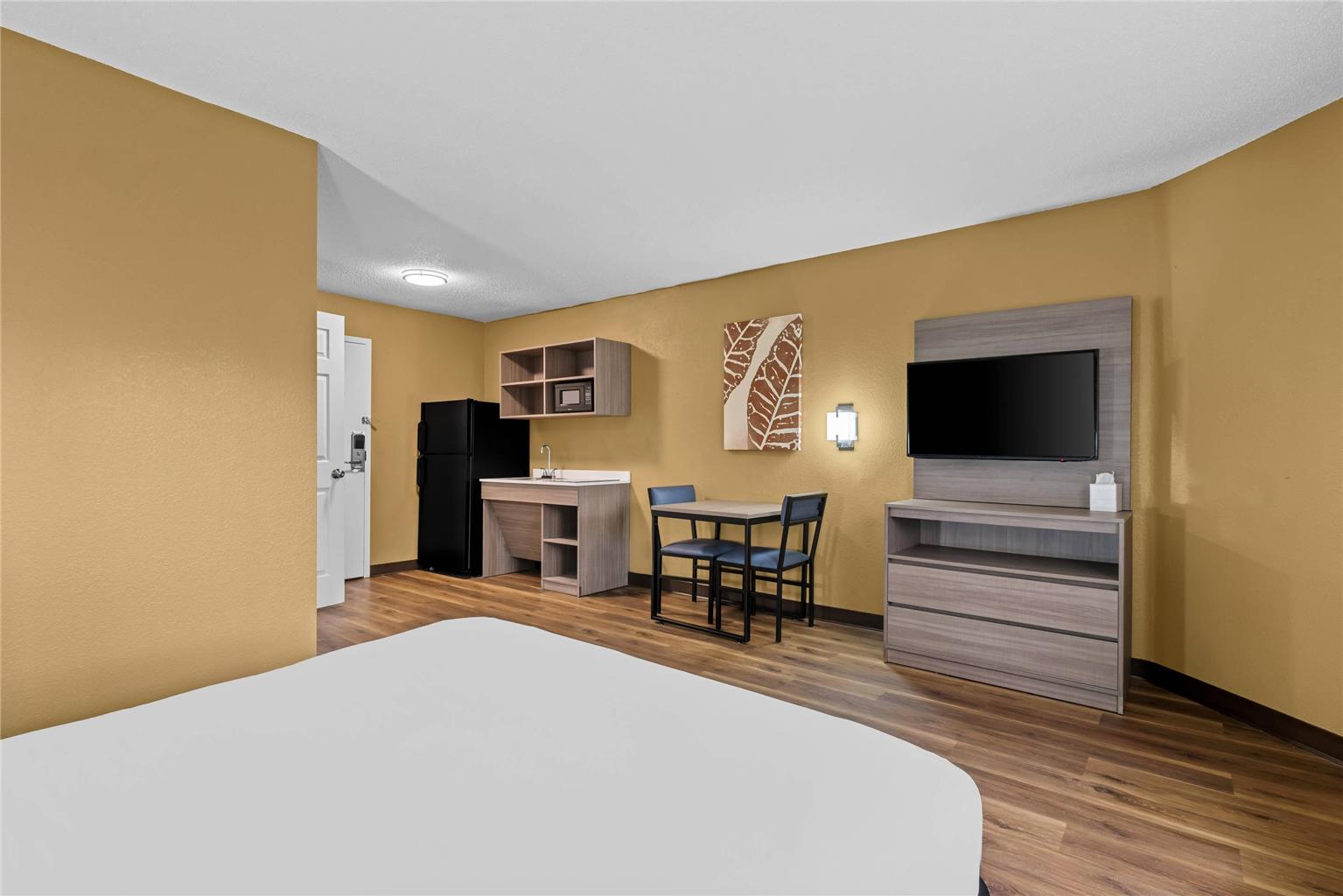Suburban Studios Charlotte Executive Park - photo 10