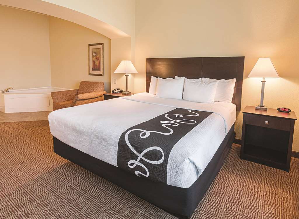 La Quinta Inn & Suites by Wyndham Waxahachie - photo 15
