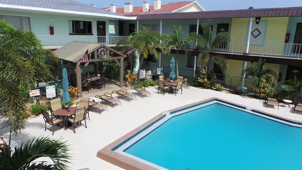 Island House Hotel - photo 41
