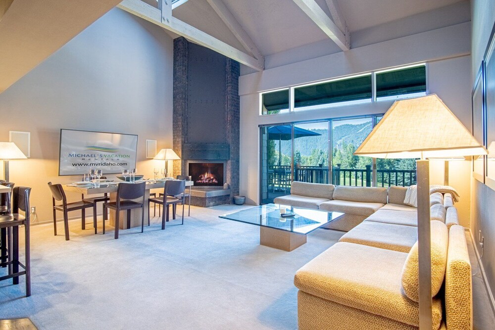 Bigwood B14 Prime Location Big Bald Mountain Views — hotel in Ketchum