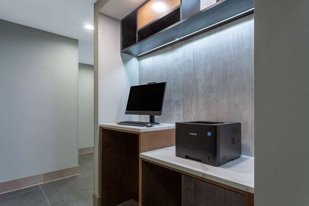 La Quinta Inn & Suites by Wyndham Ft. Myers Sanibel Gateway - photo 36