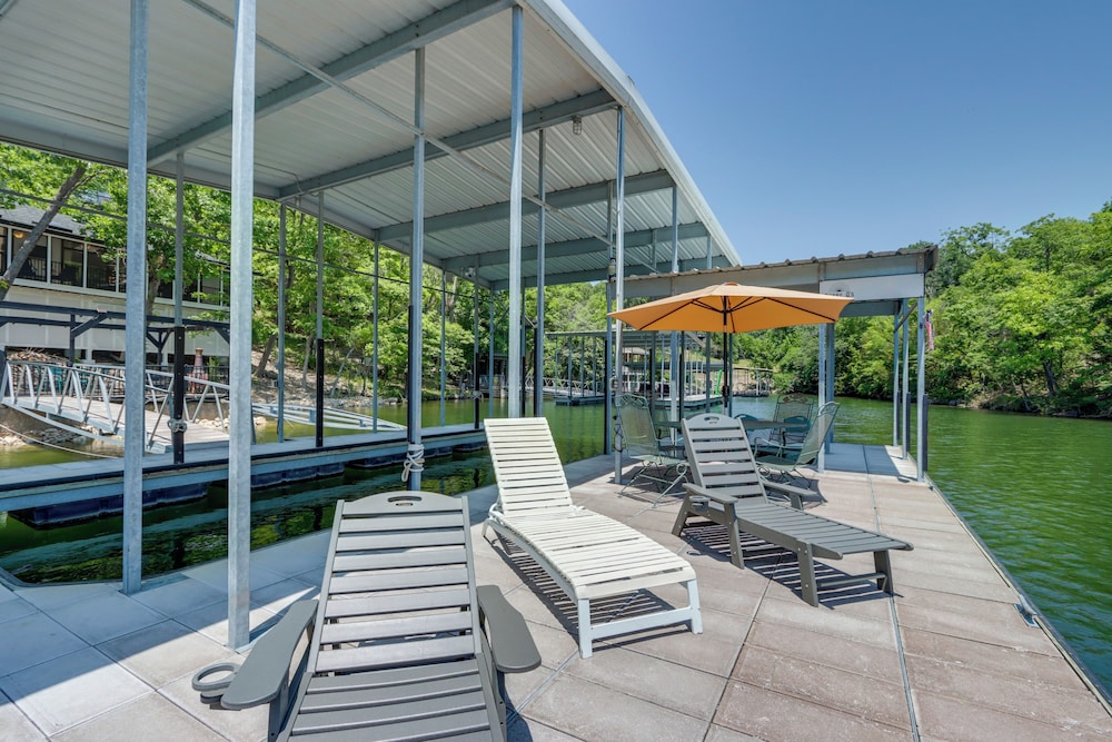 Spacious Decks and Dock Margaritaville Home — 4-Star Luxury Hotel in Osage Beach, United States