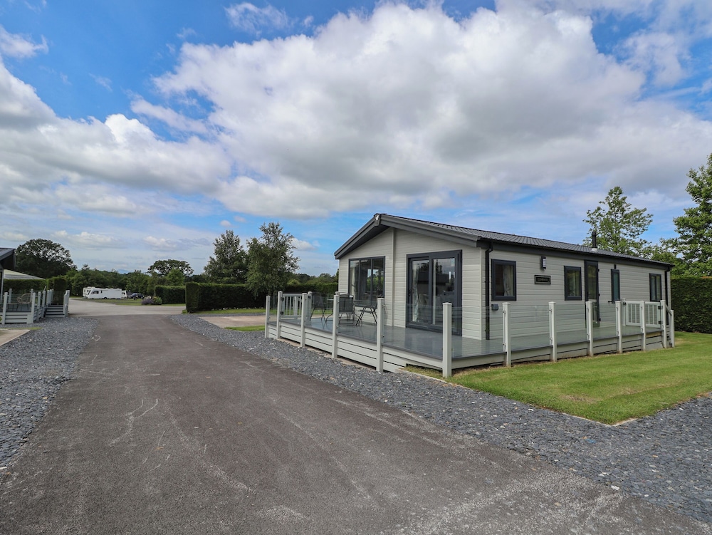 Lodge 3 — 4-Star Luxury Hotel in Saint Asaph, United Kingdom