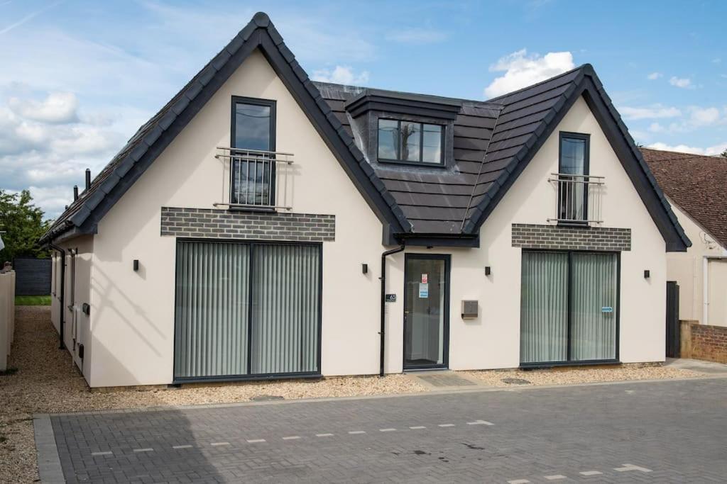 Orchid Lodge Two Bed Generous Flat Parking Netflix WIFI Close to Blenheim Palace & Oxford F4 — 4-Star Luxury Hotel in Kidlington, United Kingdom