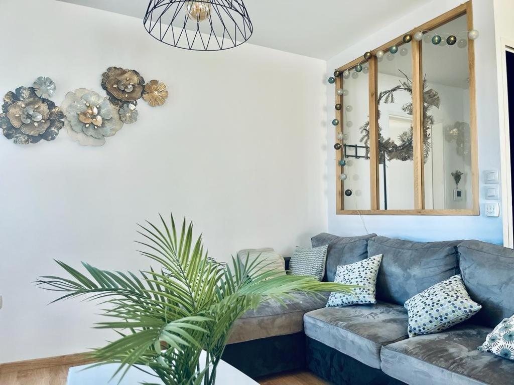 Charbonnier 6 Personnes Avec Terrasse Et Parking in Reims, France