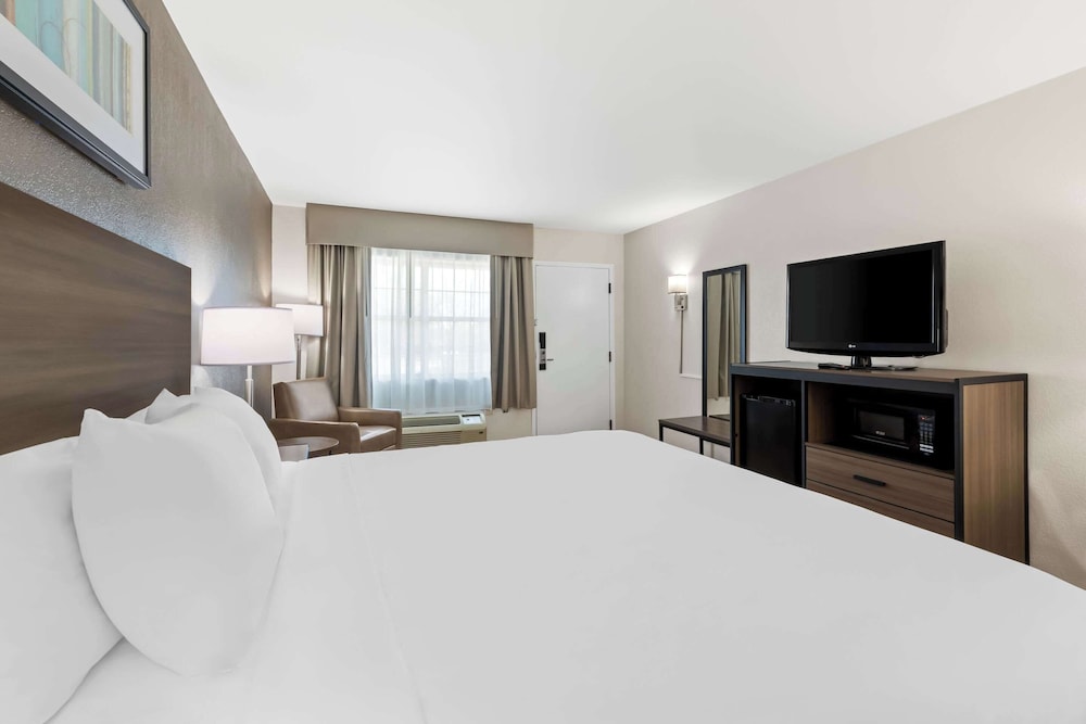 Quality Inn Fayetteville near Historic Downtown Square - photo 7