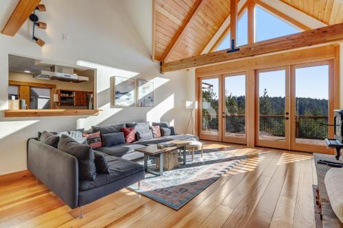 Expansive retreat with ridge top views & hot tub — 4-Star Luxury Hotel in Little River, United States