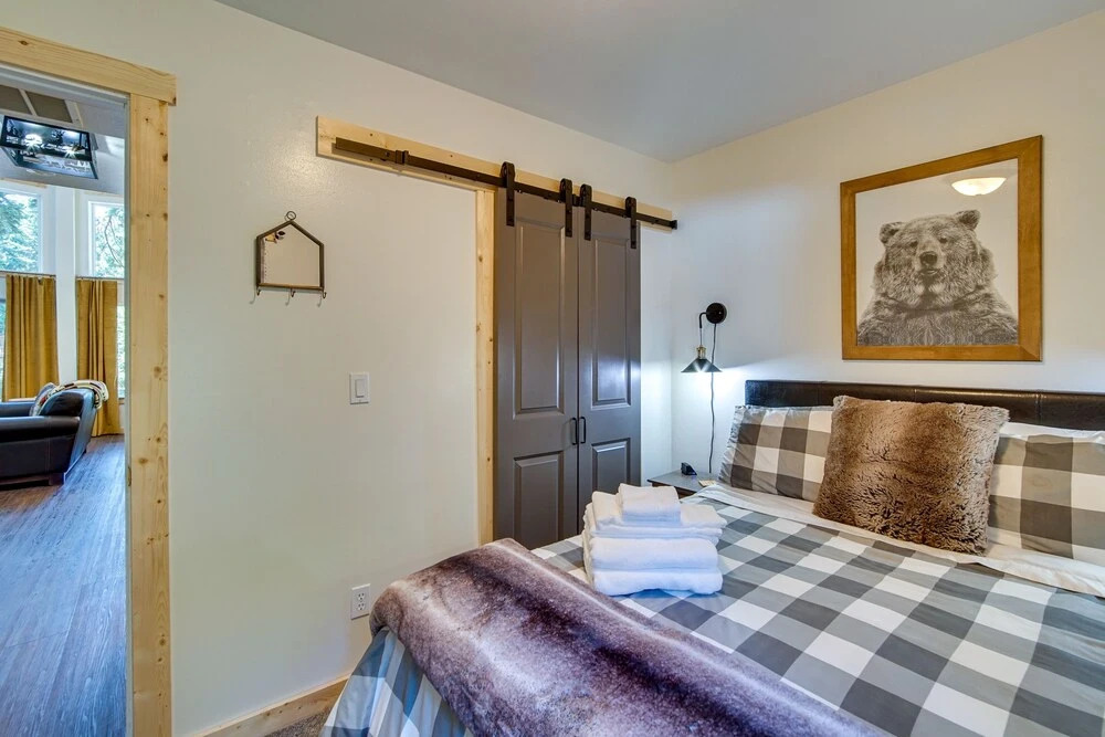 Unwind in Cle Elum Hot Tub and Cozy Fireplace — hotel in Cle Elum