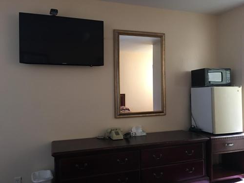 Knotty Pine Motel - photo 18