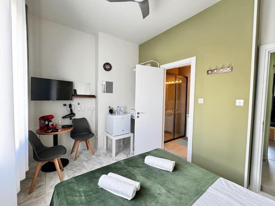 Smart Comfort RoomN2 with Private Bathroom in best Location Beach 250m