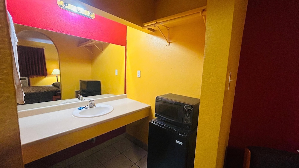 Relax Inn By OYO Sulphur Hwy 90 - photo 22