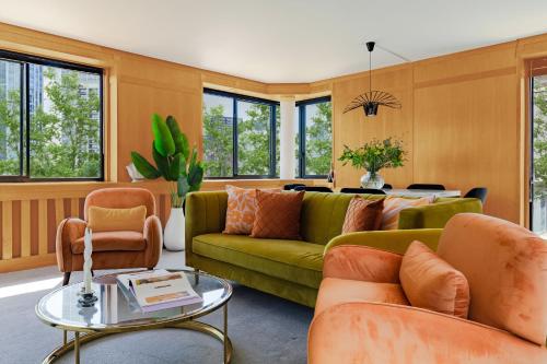 Divine Views from a Breathtaking LuxXe City Penthouse for a Gracious Life Style — 4-Star Luxury Hotel in London, United Kingdom