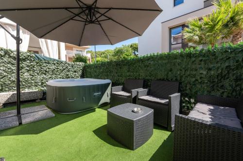 Marila Deluxe 2 Giadino con Idromassaggio — 4-Star Luxury Hotel in Lido Di Jesolo, Italy