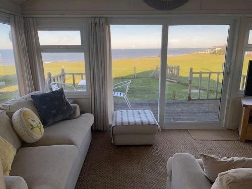 Stunning sea view beach front bungalow Bacton — 4-Star Luxury Hotel in Bacton, United Kingdom