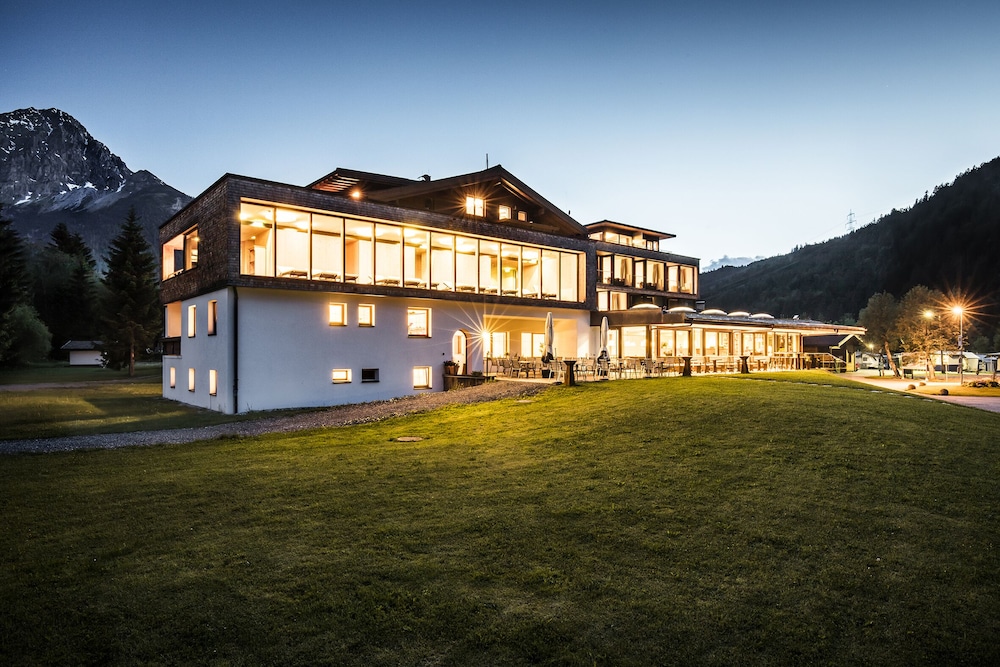 Hotel Fischer am See — 4-Star Luxury Hotel in Heiterwang, Austria