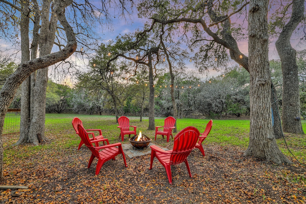 Canyon Lake Grill and Firepit Walk to Lake in Canyon Lake, United States