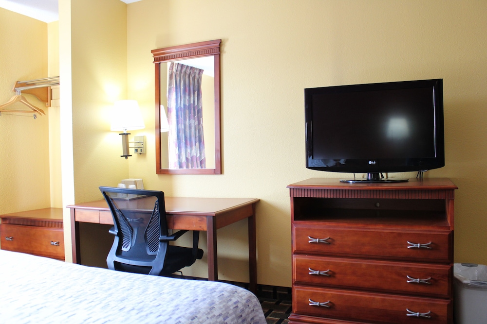 HomeTown Inn & Suites - photo 20